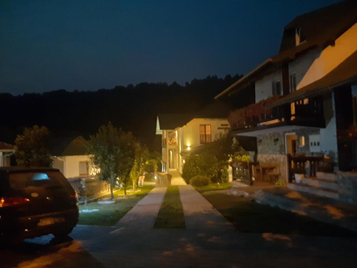 Rooms And Apartmants Mirovic โคลาชิน ภายนอก รูปภาพ